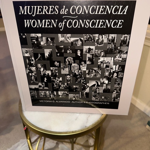 Mujeres de Conciencia / Women of Conscience Book - Picture 1 of 4